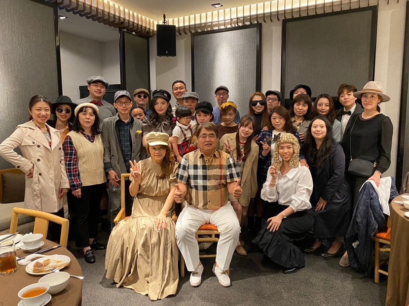 British_themed_dinner_party_7582_0.jpg British_themed_dinner_party_7582_0.jpg