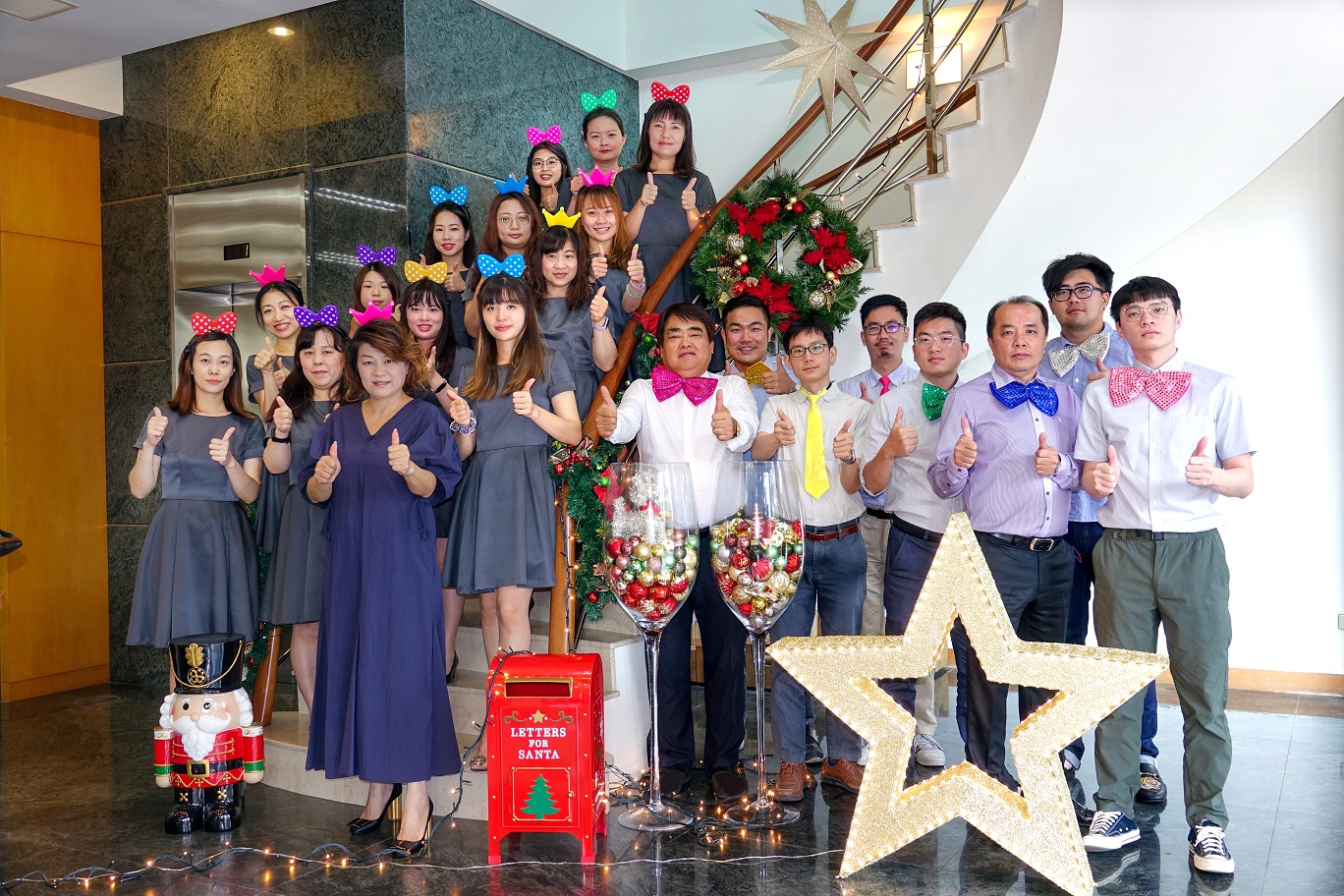 fastener_world_merry_christmas_group_photo_7713_0_7714_0.jpg fastener_world_merry_christmas_group_photo_7713_0_7714_0.jpg
